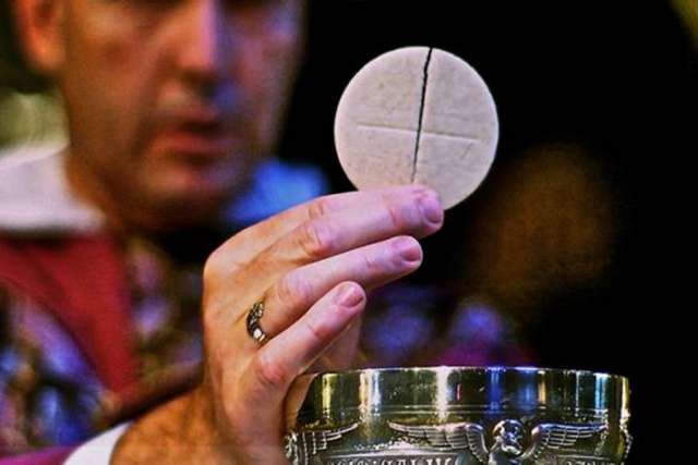 eucaristia_flickrsaintjosephcc_by_nc_nd_20140317_cna